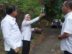 (Bupati Sumedang Dony Aad Munir (kiri),Kepala Desa Jembar wangi,Dewi (kanan)