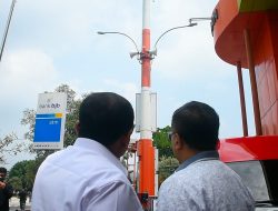 Bupati Sumedang Dony Ahmad Munir meninjau kesiapan tiang pintar atau Smart Pole di depan MPP Sumedang
