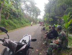 Selain Bersihkan Hati dan Diri Jelang Ramadhan, Kadus 3 Desa Cijeruk Dorong Warga Bersihkan Jalan